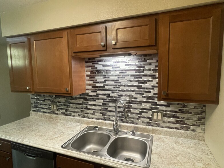 Building Photo - 2560 Lisa Dr