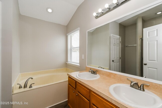 Building Photo - 3107 Wandering Oaks Dr