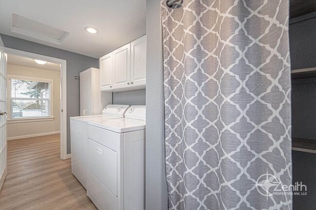 Building Photo - 2541 SW 6th Ave