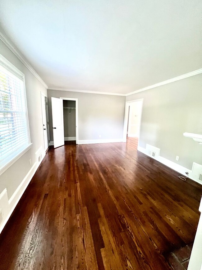 Building Photo - Stunning Three Bedroom on Patterson Ave! A...