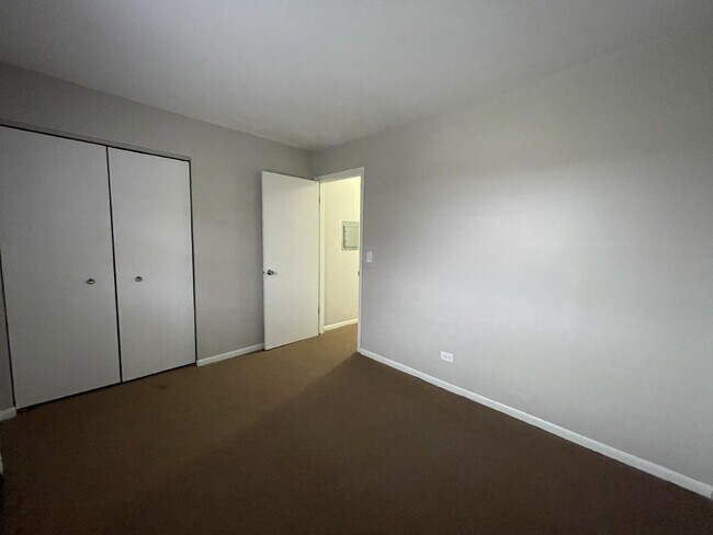 Building Photo - FRESHLY PAINTED 2BR, 1BA condo, close to RT59 shopping and restaurants. NAPERVILLE 203 SCHOOLS!