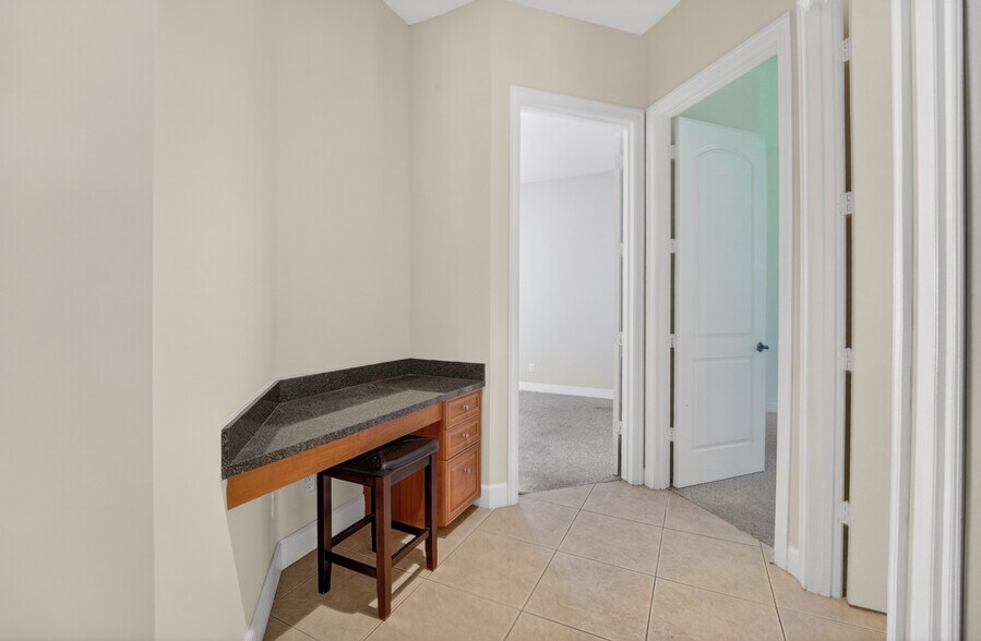 Building Photo - 854 SW Saint Tropez Ct