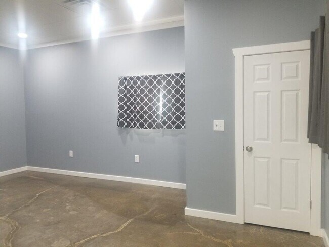 Building Photo - 6047 Wayne Memorial Dr