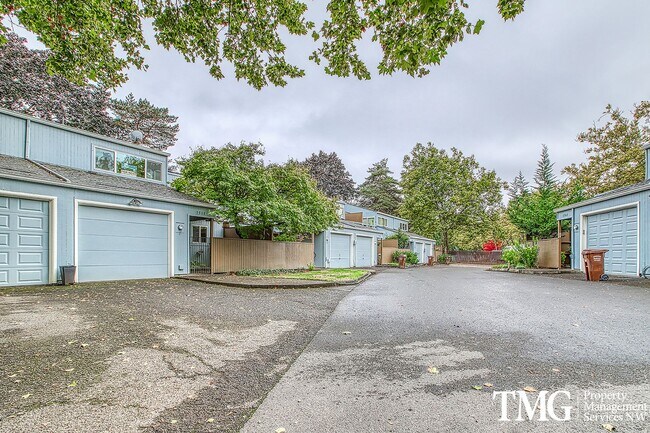 Building Photo - Inviting Townhome with Garage and Communit...