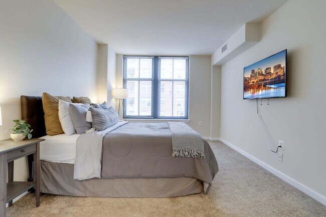 Building Photo - 550 14th St S