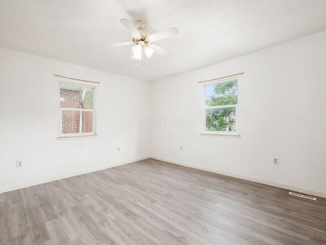 Building Photo - 100 S Oakley Ave