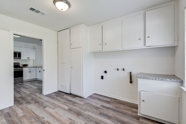 Building Photo - 1703 N Roberson St