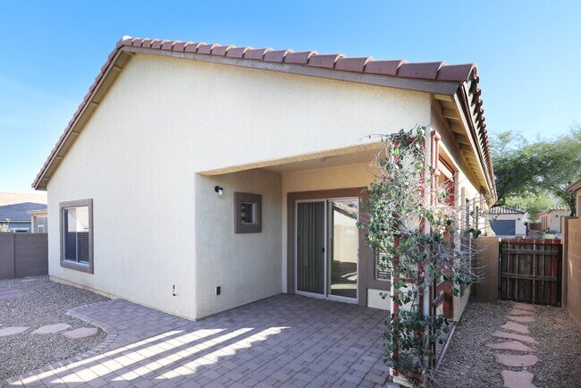 Building Photo - 526 W Calle Sombra Linda