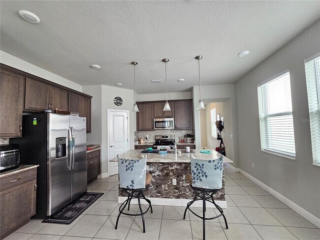 Building Photo - 1556 N River Cir