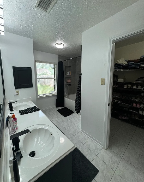 MASTER BATHROOM - 1219 Lynn Ln