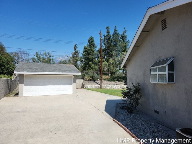 Building Photo - Beautifully Updated Single-Story Home