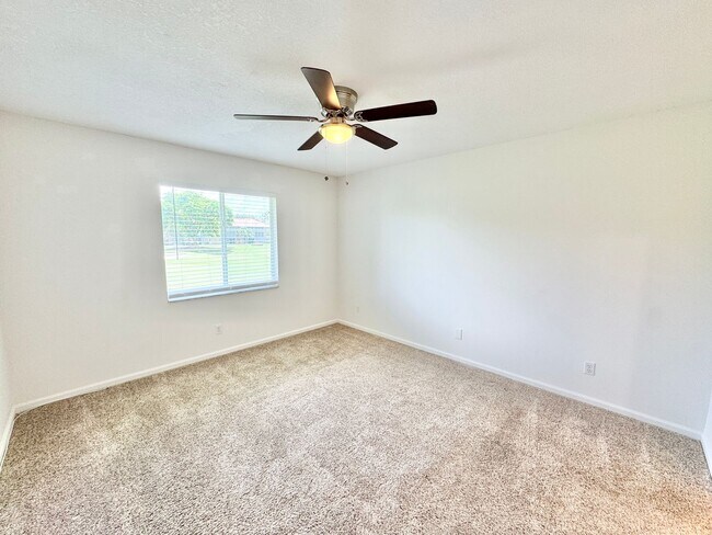Building Photo - ** ROYAL WOOD ** 2 + DEN / 2 BATH - CONDO ...