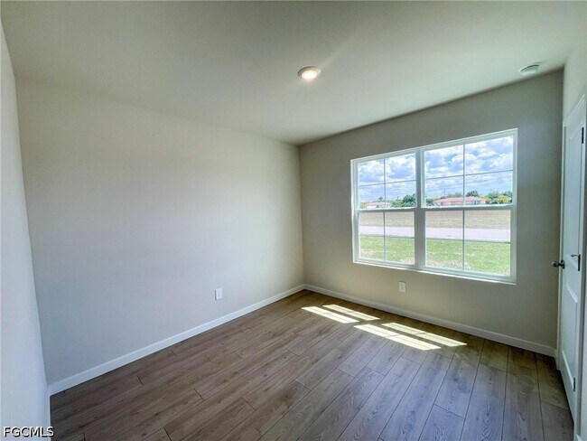 Building Photo - 1321 NE 9th St