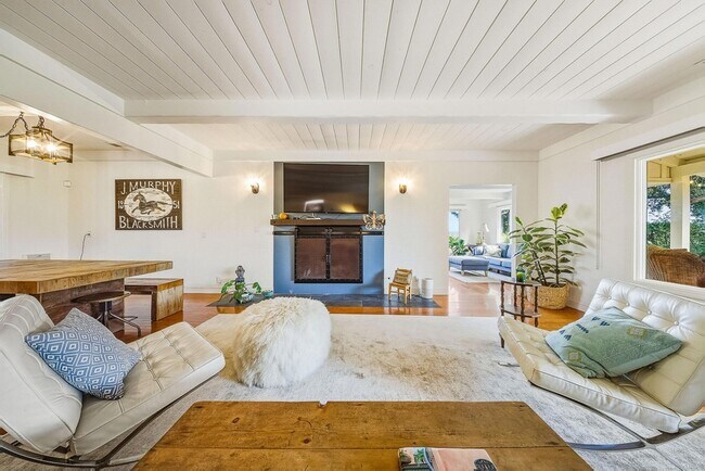 Building Photo - 724 N Refugio Rd