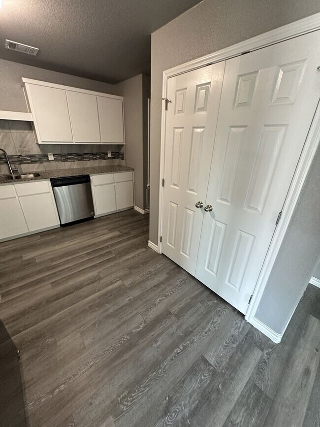 Building Photo - AVAILABLE NOW!