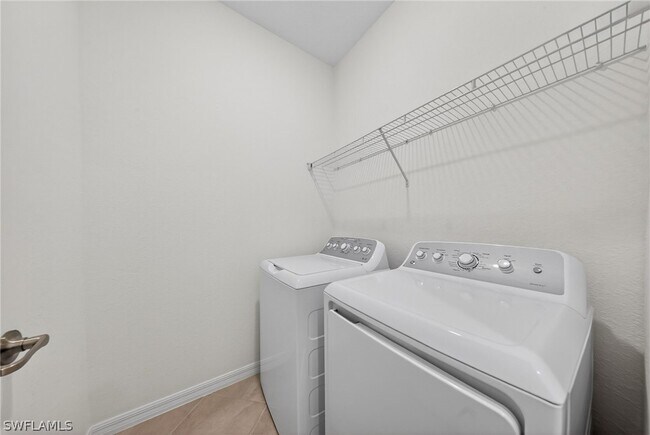 Building Photo - 2220 Dragonfruit Wy