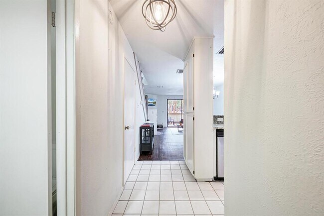 Building Photo - 1938 Holly Hill Dr