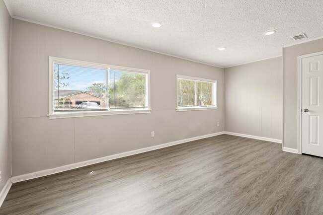 Building Photo - 15911 Mill Point Dr