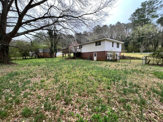 Building Photo - 3 Bedrooms, 1.5 Bathroom - Home in Sherwood Forest!