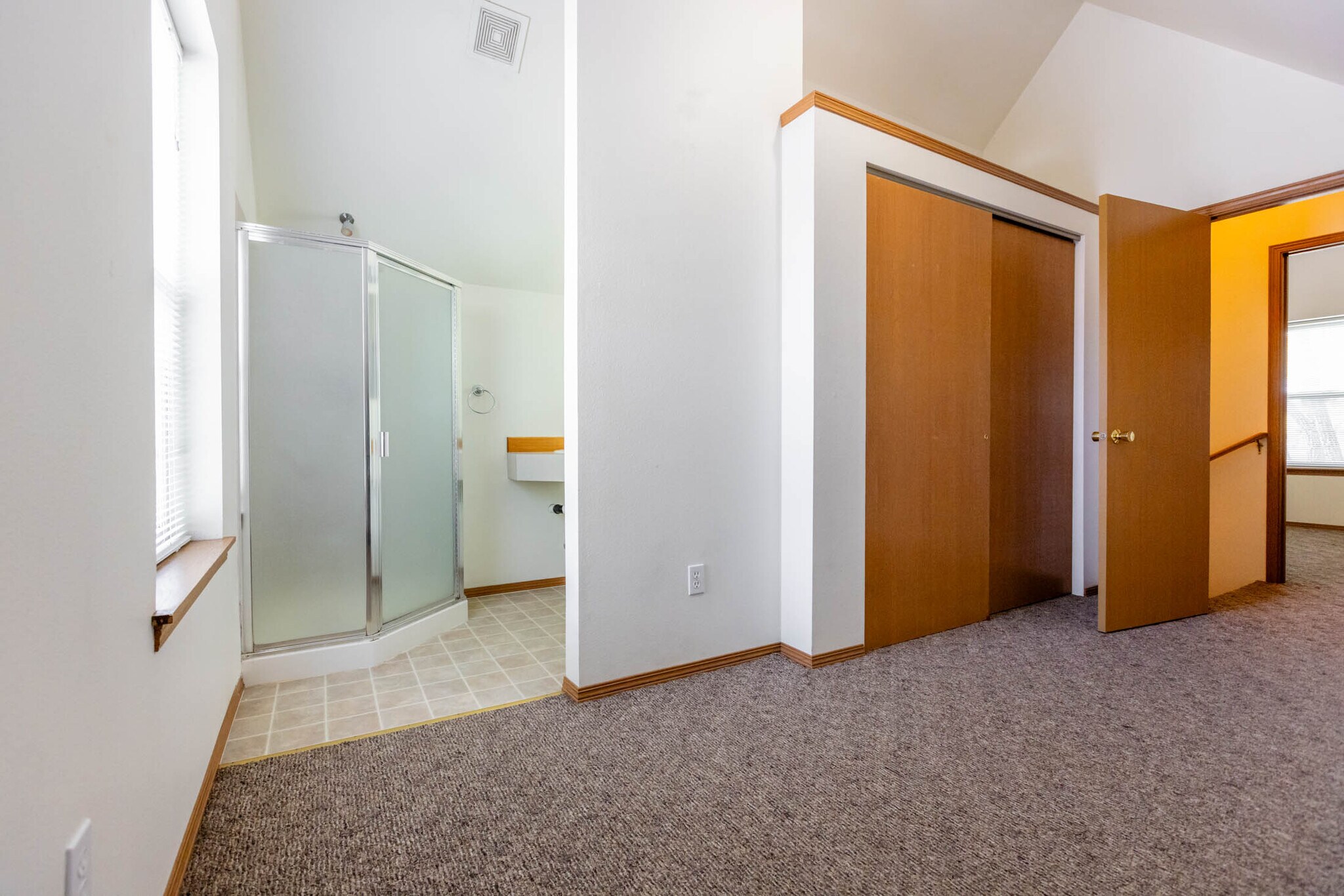 Up stairs bedroom with bath - 1608 N Brook Ct