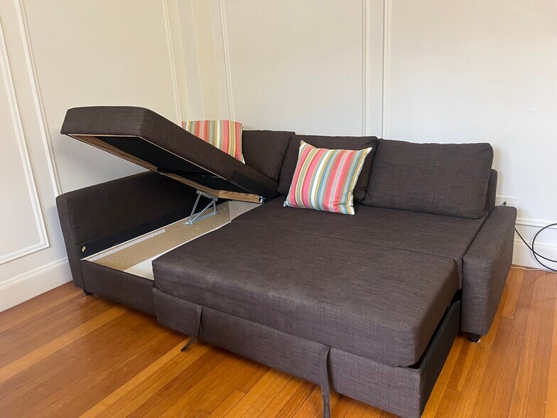 Building Photo - 988 Memorial Dr