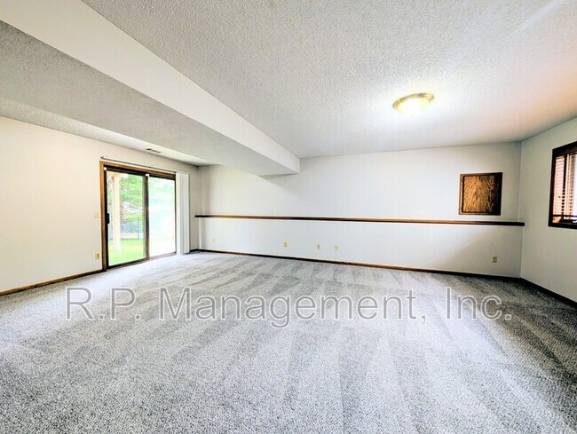 Building Photo - 940 Jefferson Ln