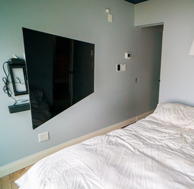 Building Photo - FULLY FURNISHED LAKE HOME