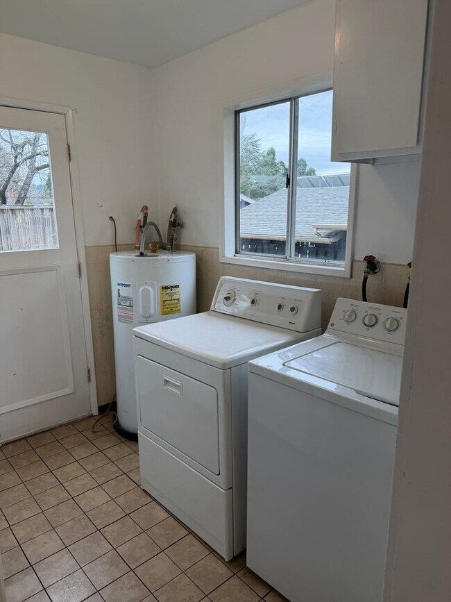 Building Photo - Updated 4 bedroom, 1 bath home in Eugene!