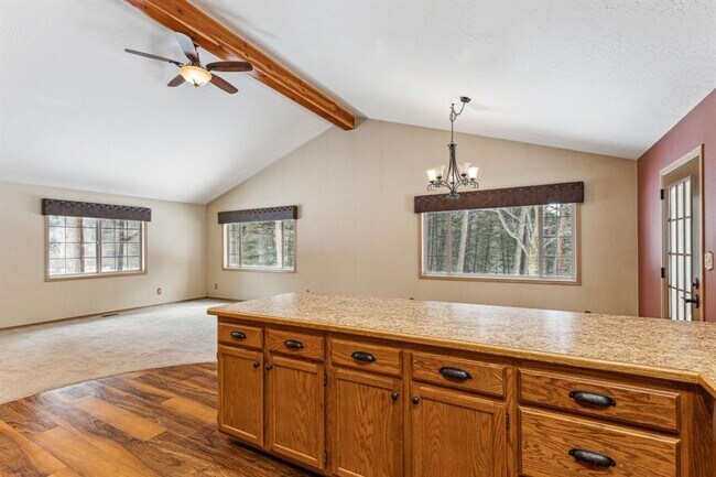 Building Photo - Lolo 4 bedroom, 2 bath, 2,520 Sq. Ft. home...