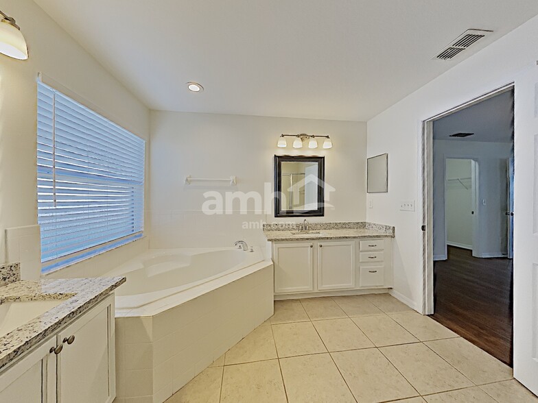 Building Photo - 1066 Bluegrass Dr