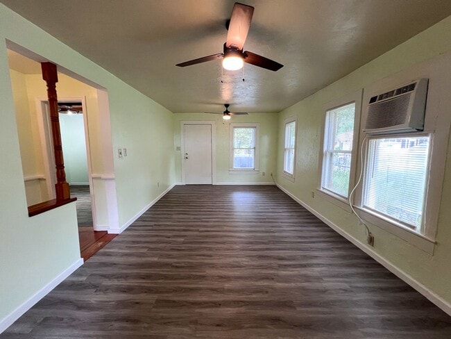 Building Photo - 2BR/1BA Pet Friendly Cottage off Waldo Roa...