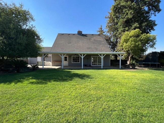 Building Photo - Beautiful Country Home with Solar!