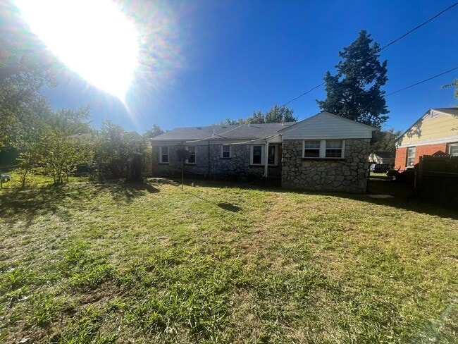 Building Photo - 3 bed, 1 bath , beautiful wood floors, fen...