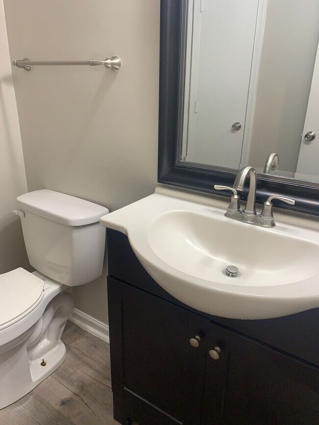 Building Photo - 3 BEDROOM BRICK RANCH WITH FENCED IN BACK ...