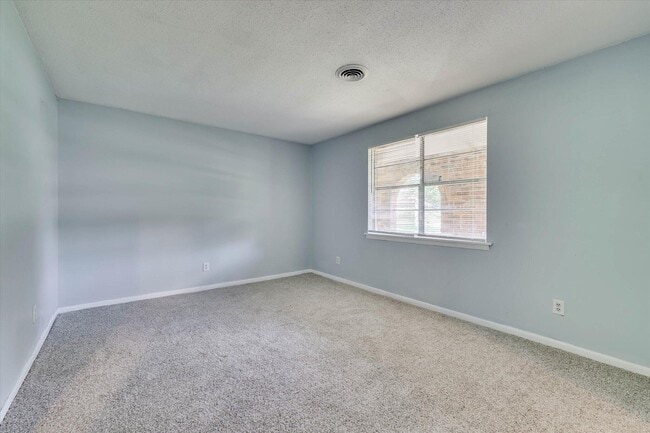 Building Photo - 2408 Southdale Dr
