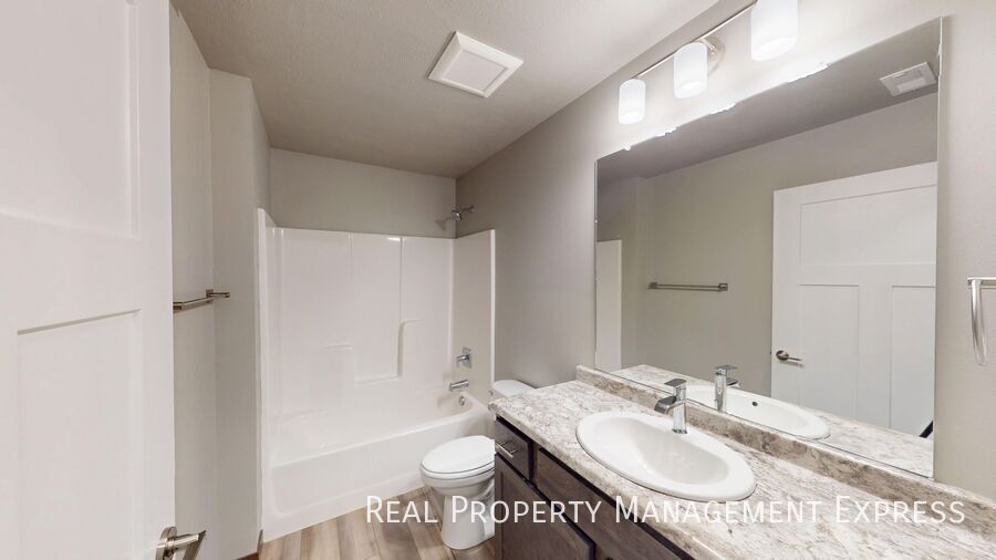 Building Photo - Bright, Spacious, and Move-In Ready 2-Bedr...