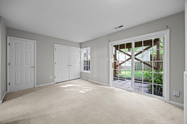 Building Photo - Spacious 3 Story Townhome Located in the Heart Raleigh! Available Now!