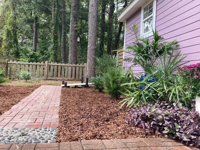 Building Photo - Looking for a lovely home that is fully furnished!