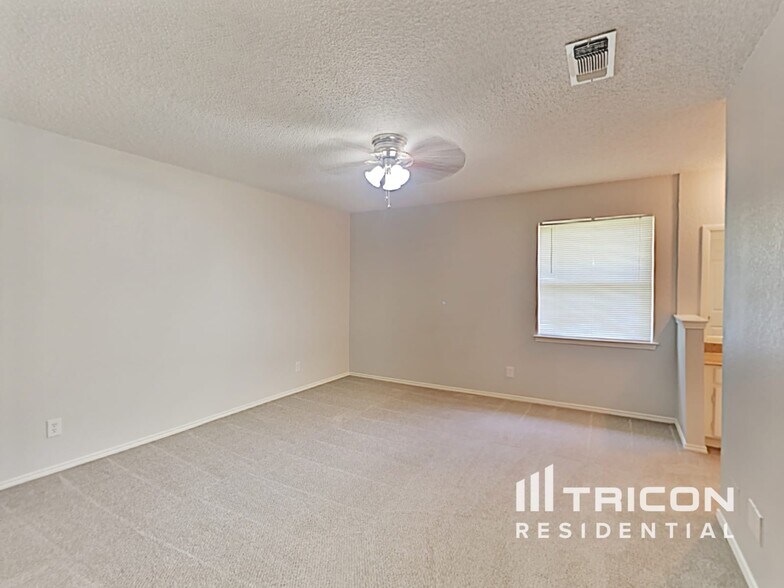 Building Photo - 537 Greenway Dr