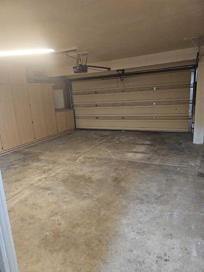 Building Photo - This Charming Home Awaits You!