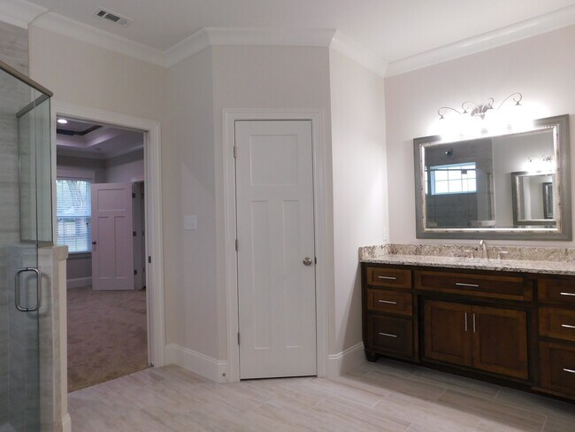 Building Photo - Grove Point Beauty