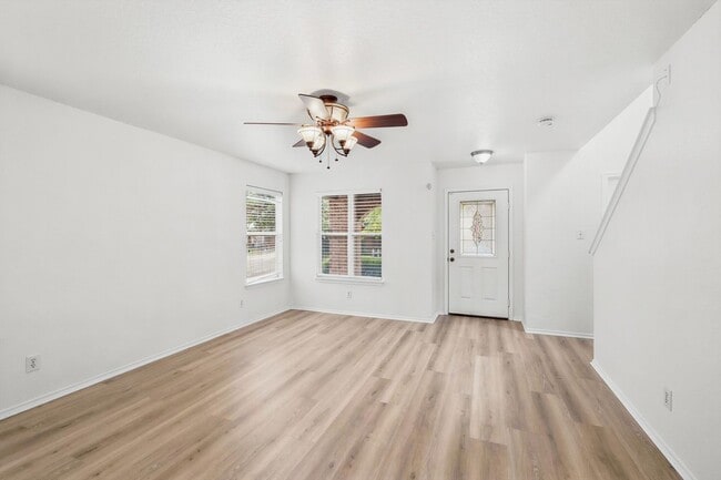 Building Photo - Freshly Painted 3 bedroom home!
