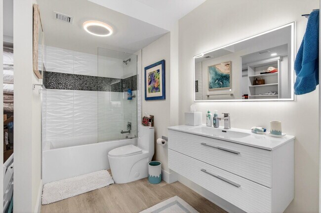 Building Photo - 1236 Hillsboro Mile