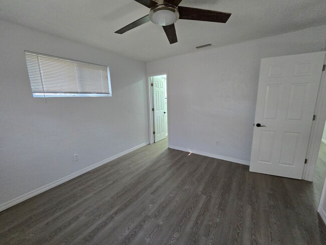 Building Photo - Available For IMMEDIATE Move-In! Remodeled...