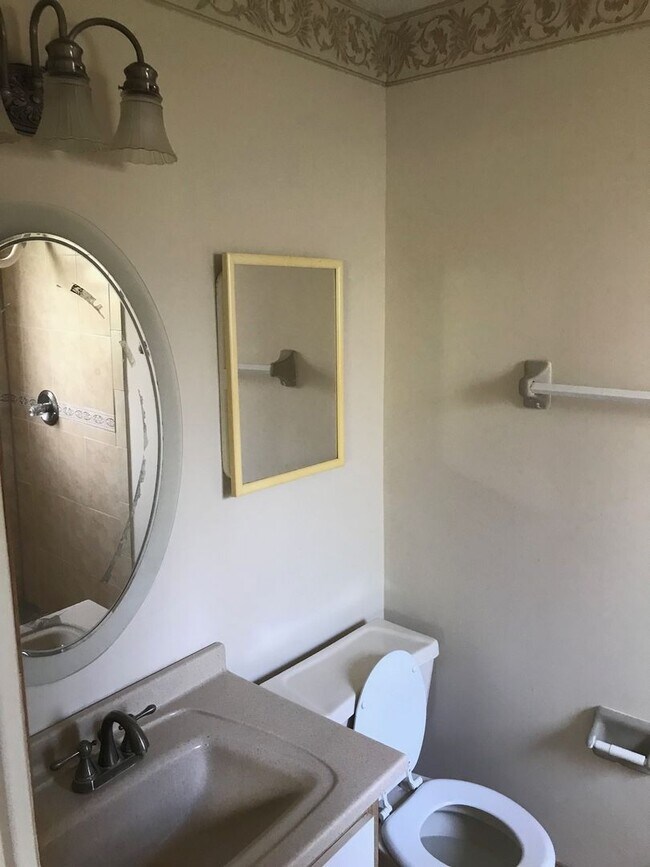 Building Photo - Charming 2-Bedroom, 2-Bath Single Family H...