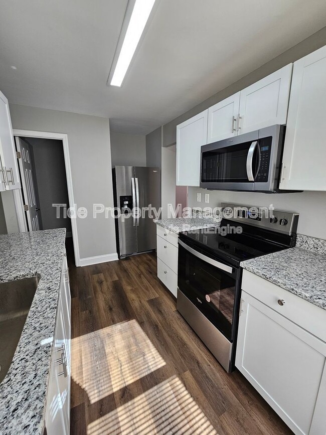 Building Photo - 5821 Robinhood Dr