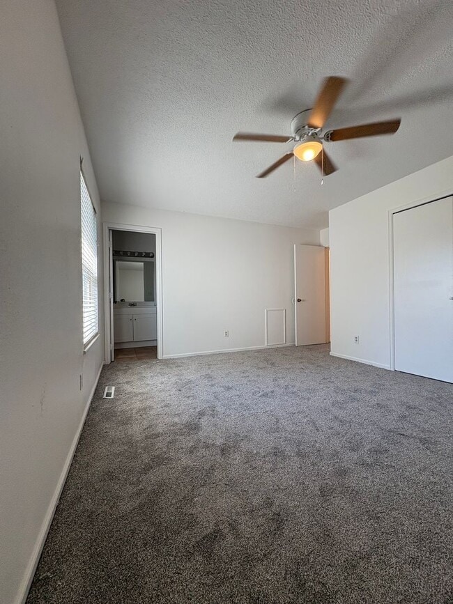 Building Photo - Updated 3 Bedroom 2.5 Bath Townhome