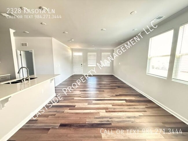 Building Photo - 2328 Kasota Ln