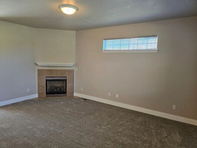 Building Photo - 3 Bedroom House in Cal Young Area