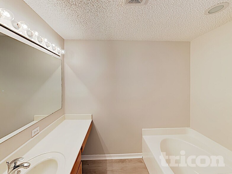 Building Photo - 5204 Juliet Ct